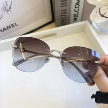 Load image into Gallery viewer, De moda montura de ojo de gato gafas de sol de las mujeres 2023 de la marca de lujo marrón degradado en azul gafas de sol negro corazón decoración playa gafas