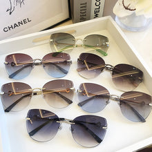 Load image into Gallery viewer, De moda montura de ojo de gato gafas de sol de las mujeres 2023 de la marca de lujo marrón degradado en azul gafas de sol negro corazón decoración playa gafas