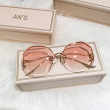 Carica l'immagine nel visualizzatore di Gallery, Ettatend 2023 Rimless Sunglasses Women Ocean Lens Metal Curved Temples Sun Glasses Vintage Shades for Female UV400