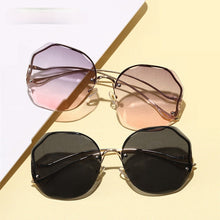 Carica l'immagine nel visualizzatore di Gallery, Ettatend 2023 Rimless Sunglasses Women Ocean Lens Metal Curved Temples Sun Glasses Vintage Shades for Female UV400