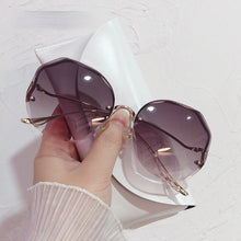 Carica l'immagine nel visualizzatore di Gallery, Ettatend 2023 Rimless Sunglasses Women Ocean Lens Metal Curved Temples Sun Glasses Vintage Shades for Female UV400