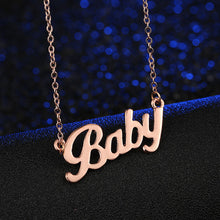 Carica l&#39;immagine nel visualizzatore di Gallery, Collana di marca popolare europea e americana con lettera Baby Rose, paragrafo breve in lega, fabbrica diretta 