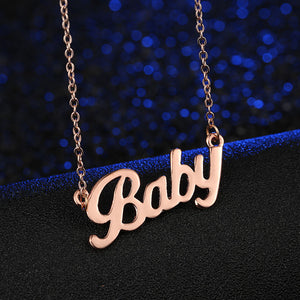 Collana di marca popolare europea e americana con lettera Baby Rose, paragrafo breve in lega, fabbrica diretta 