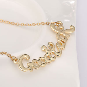 Collana di marca popolare europea e americana con lettera Baby Rose, paragrafo breve in lega, fabbrica diretta 