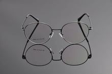 Carica l&#39;immagine nel visualizzatore di Gallery, Eyeglasses Frames Men Fashionable Eyeglass Glasses Frame Brand Round Stainless Steel Glass Frame Women Eyewear Ev1155