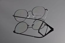 Carica l&#39;immagine nel visualizzatore di Gallery, Eyeglasses Frames Men Fashionable Eyeglass Glasses Frame Brand Round Stainless Steel Glass Frame Women Eyewear Ev1155