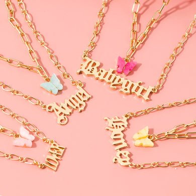 Moda farfalla acrilica Old English Font pendenti Collana doppio strato acido acetico Collana per bambina Girocollo Gioielli di dichiarazione 