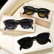 Load image into Gallery viewer, Green Round Sunglasses Women 2023 Brand Designer Gradient Oval Circle Frame Men Sun Glasses Shades Eyewear Female Oculos