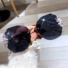 Carica l'immagine nel visualizzatore di Gallery, Sunglasses Bling Rhinestone Sun Glasses Vintage Shades for Women Big Diamond Eyeglasses Gafas De Sol Mujer 2023