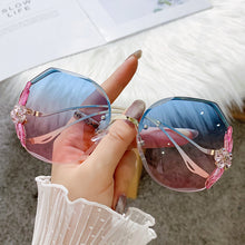 Carica l'immagine nel visualizzatore di Gallery, Sunglasses Bling Rhinestone Sun Glasses Vintage Shades for Women Big Diamond Eyeglasses Gafas De Sol Mujer 2023