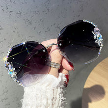 Carica l'immagine nel visualizzatore di Gallery, Sunglasses Bling Rhinestone Sun Glasses Vintage Shades for Women Big Diamond Eyeglasses Gafas De Sol Mujer 2023