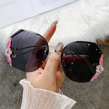 Carica l'immagine nel visualizzatore di Gallery, Sunglasses Bling Rhinestone Sun Glasses Vintage Shades for Women Big Diamond Eyeglasses Gafas De Sol Mujer 2023