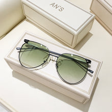 Load image into Gallery viewer, Oversized Pilot Metal Green Sunglasses Women 2023 Brand Design Retro 90s Square Frame Gradient Lens Sun Glasses Shades