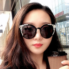 Carica l'immagine nel visualizzatore di Gallery, Occhiali da sole rotondi Cat Eye da donna occhiali da sole vintage con strass occhiali con diamanti retrò Uv400 Lentes De Sol Mujer 