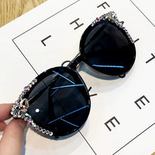 Carica l'immagine nel visualizzatore di Gallery, Occhiali da sole rotondi Cat Eye da donna occhiali da sole vintage con strass occhiali con diamanti retrò Uv400 Lentes De Sol Mujer 