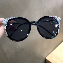 Carica l'immagine nel visualizzatore di Gallery, Occhiali da sole rotondi Cat Eye da donna occhiali da sole vintage con strass occhiali con diamanti retrò Uv400 Lentes De Sol Mujer 