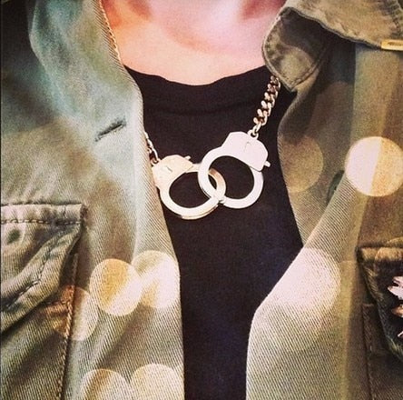 Fashion accessory design short necklace love handcuffs on metal necklace decorative necklace