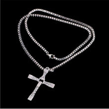 Carica l&#39;immagine nel visualizzatore di Gallery, Vendita calda The Movie Fast and Furious Collana con ciondolo Dominic Toretto Cross Pendenti da uomo per gioielli da uomo Collana in cristallo 