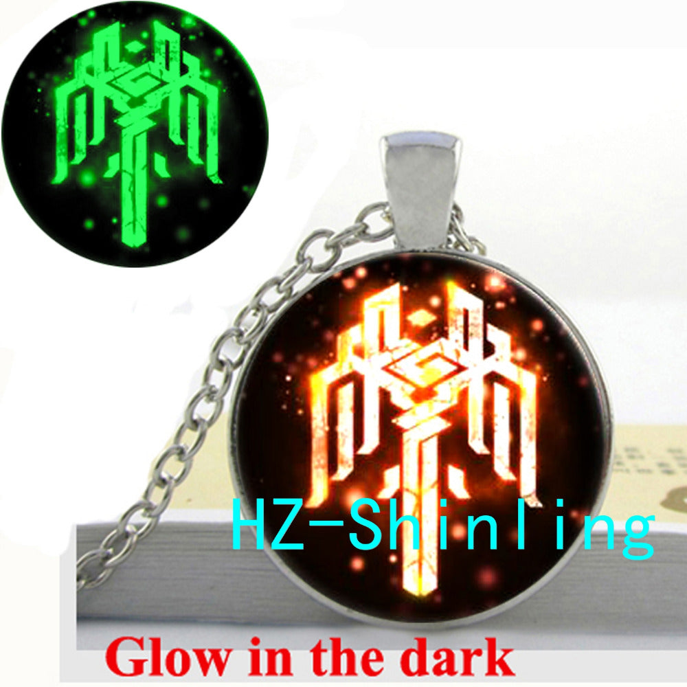 GL-00525 New Fashion Glowing Dragon Age Necklace Kirkwall Symb Crest Jewelry Glass Picture Pendant Glow in The Dark