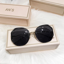 Load image into Gallery viewer, Gafas de sol a la moda con degradado de té para mujer, lentes con corte de agua de océano, patillas curvadas de Metal, UV400, 2023
