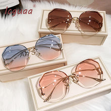 Load image into Gallery viewer, Gafas de sol a la moda con degradado de té para mujer, lentes con corte de agua de océano, patillas curvadas de Metal, UV400, 2023