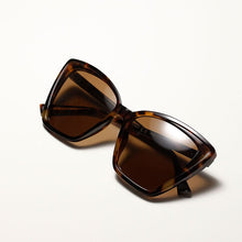 Load image into Gallery viewer, Gafas de sol clásicas para mujer, anteojos de sol femeninos de estilo clásico, a la moda, con diseño de ojo de gato, de marca de lujo, con UV400, 2023