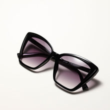 Load image into Gallery viewer, Gafas de sol clásicas para mujer, anteojos de sol femeninos de estilo clásico, a la moda, con diseño de ojo de gato, de marca de lujo, con UV400, 2023