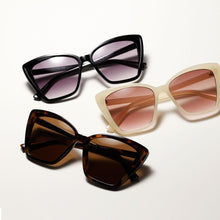 Load image into Gallery viewer, Gafas de sol clásicas para mujer, anteojos de sol femeninos de estilo clásico, a la moda, con diseño de ojo de gato, de marca de lujo, con UV400, 2023