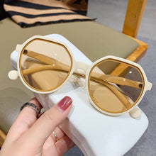 Load image into Gallery viewer, Gafas de sol con montura redonda, lentes de sol con montura redonda personalizada, estilo moderno, combina con todo, tendencia Ins, Color caramelo, con marco grande, 2023