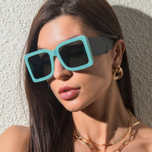 Load image into Gallery viewer, Gafas de sol cuadradas de estilo europeo y americano para hombre y mujer, anteojos de sol masculinos y femeninos de patas anchas con personalidad, de color, 2023