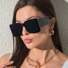 Load image into Gallery viewer, Gafas de sol cuadradas de estilo europeo y americano para hombre y mujer, anteojos de sol masculinos y femeninos de patas anchas con personalidad, de color, 2023