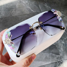 Load image into Gallery viewer, Gafas de sol de lujo sin montura para mujer, anteojos de sol femeninos de estilo moderno, con estampado de vinilo cuadrado, con diamantes de imitación, estilo veraniego, 2023