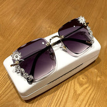 Load image into Gallery viewer, Gafas de sol de lujo sin montura para mujer, anteojos de sol femeninos de estilo moderno, con estampado de vinilo cuadrado, con diamantes de imitación, estilo veraniego, 2023