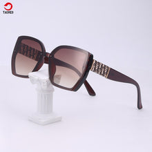 Load image into Gallery viewer, Gafas de sol de moda para mujer, lentes de sol cuadradas de cuero con diseño de lujo para hombre, para exteriores, fiesta, viaje, senderismo