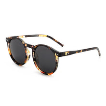 Load image into Gallery viewer, Gafas de sol polarizadas redondas Retro para mujer, anteojos de sol polarizados Vintage con remaches nuevos
