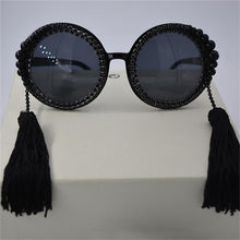 Load image into Gallery viewer, Gafas de sol redondas barrocas para mujer, lentes de sol con borlas, perlas, diamantes de imitación, Decoración, Marco grande de vidrio, redondas