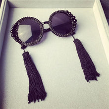 Load image into Gallery viewer, Gafas de sol redondas barrocas para mujer, lentes de sol con borlas, perlas, diamantes de imitación, Decoración, Marco grande de vidrio, redondas