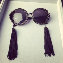 Load image into Gallery viewer, Gafas de sol redondas barrocas para mujer, lentes de sol con borlas, perlas, diamantes de imitación, Decoración, Marco grande de vidrio, redondas