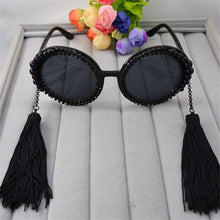Load image into Gallery viewer, Gafas de sol redondas barrocas para mujer, lentes de sol con borlas, perlas, diamantes de imitación, Decoración, Marco grande de vidrio, redondas