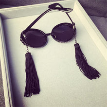 Load image into Gallery viewer, Gafas de sol redondas barrocas para mujer, lentes de sol con borlas, perlas, diamantes de imitación, Decoración, Marco grande de vidrio, redondas