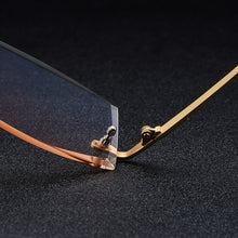 Carica l&#39;immagine nel visualizzatore di Gallery, Gmei Optical Rectangle Golden Titanium Alloy Men&#39;s Diamond Trimming Rimless Glasses Frame Gradient Brown Tint Plano Lenses Q6607