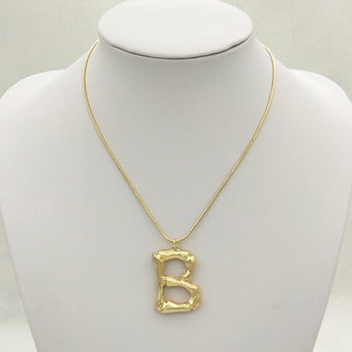 Collana con pendente iniziale minimalista in metallo martellato in bambù con 26 lettere dell'alfabeto AZ, gioielli al collo con catena di serpente alla moda 