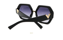 Carica l'immagine nel visualizzatore di Gallery, 2022 Luxury Square Sunglasses Ladies Fashion Glasses Classic Brand Designer Retro Sun Glasses Women Sexy Eyewear Unisex Shades