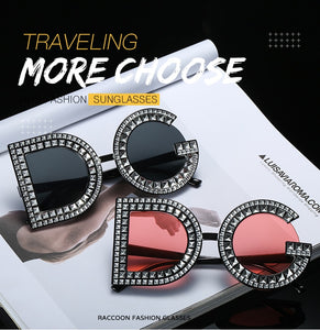 2022 Trend Letter Sunglasses Female Oversized Sun Glasses Women Luxury Brand Spray Paint Diamond Frame Flash Shades Eyeglasses