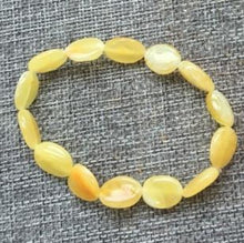 Carica l'immagine nel visualizzatore di Gallery, Handmade 100% Natural Oval Shape Amber Jewelry Olive Style Baltic Polished Amber Bracelet for Women Elastic Jewelry Bead