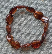 Carica l'immagine nel visualizzatore di Gallery, Handmade 100% Natural Oval Shape Amber Jewelry Olive Style Baltic Polished Amber Bracelet for Women Elastic Jewelry Bead
