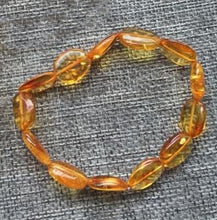 Carica l'immagine nel visualizzatore di Gallery, Handmade 100% Natural Oval Shape Amber Jewelry Olive Style Baltic Polished Amber Bracelet for Women Elastic Jewelry Bead