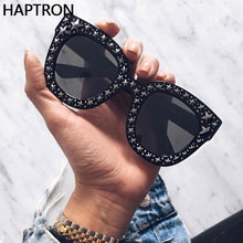 Carica l'immagine nel visualizzatore di Gallery, HAPTRON Dazzle Nero Grigio Occhiali da sole da donna Occhiali da sole vintage Cat Eye Occhiali da sole Star Occhiali da sole con tonalità a specchio 