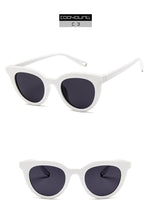 Carica l'immagine nel visualizzatore di Gallery, Nuove donne occhiali da sole cat eye moda sexy occhiali da sole UV400 occhiali da sole da donna in plastica con lenti sfumate 
