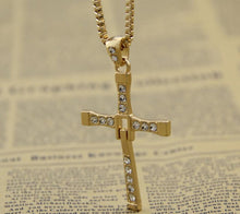 Carica l&#39;immagine nel visualizzatore di Gallery, Vendita calda The Movie Fast and Furious Collana con ciondolo Dominic Toretto Cross Pendenti da uomo per gioielli da uomo Collana in cristallo 